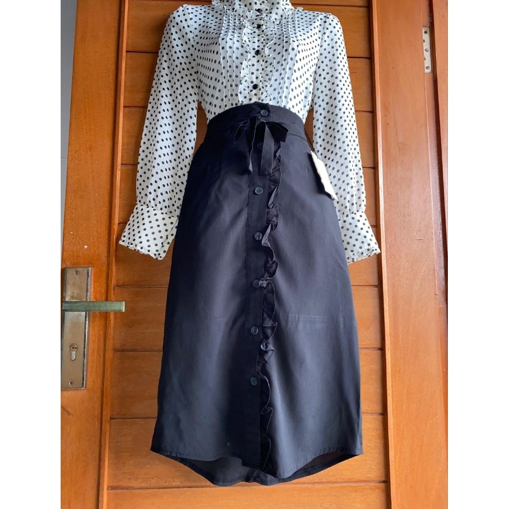 Rok Hitam Ruffle Kancing Tali Pita (Baru)