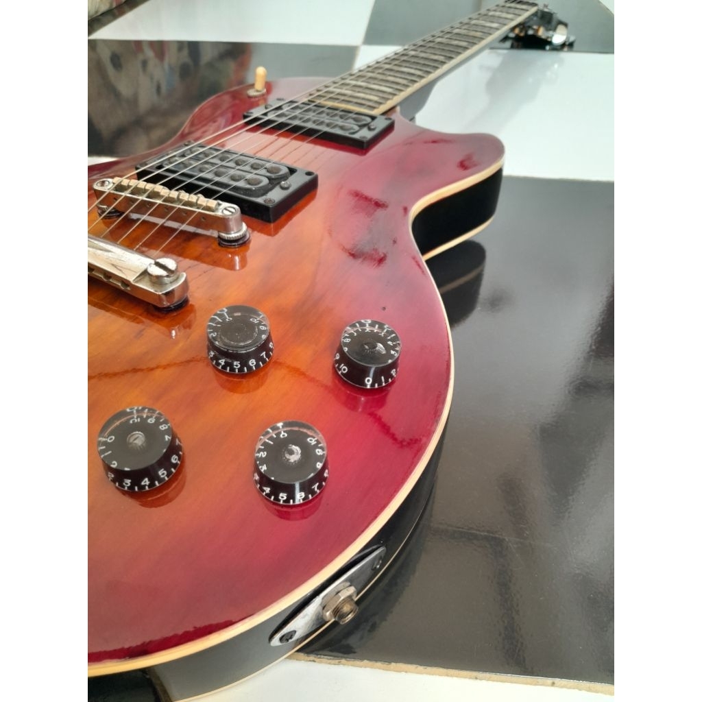 gitar listrik gibson lespaul.