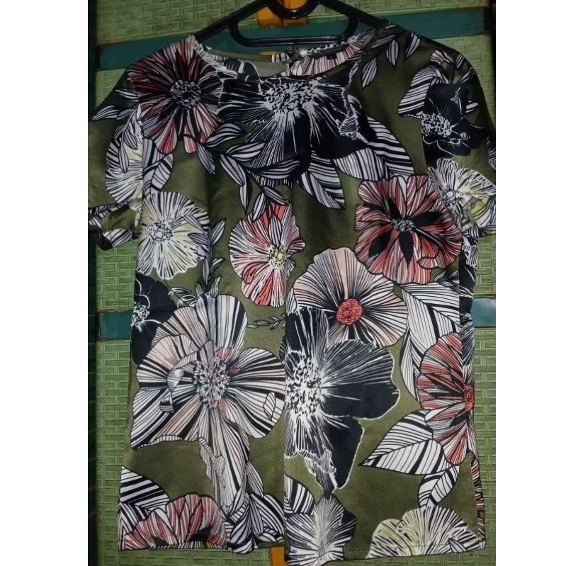 Blouse Lengan Pendek Motif Floral (Bunga)