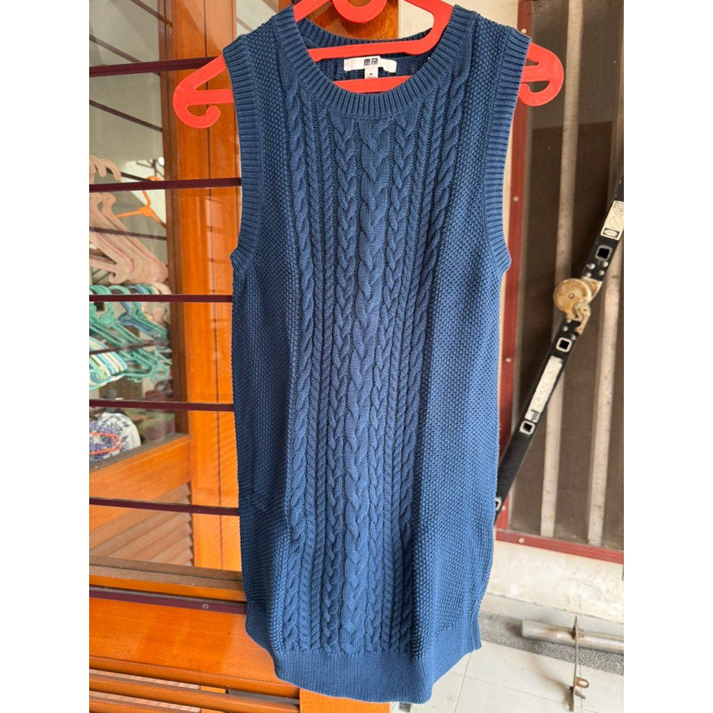 UNIQLO VEST KNIT CABLE NAVY