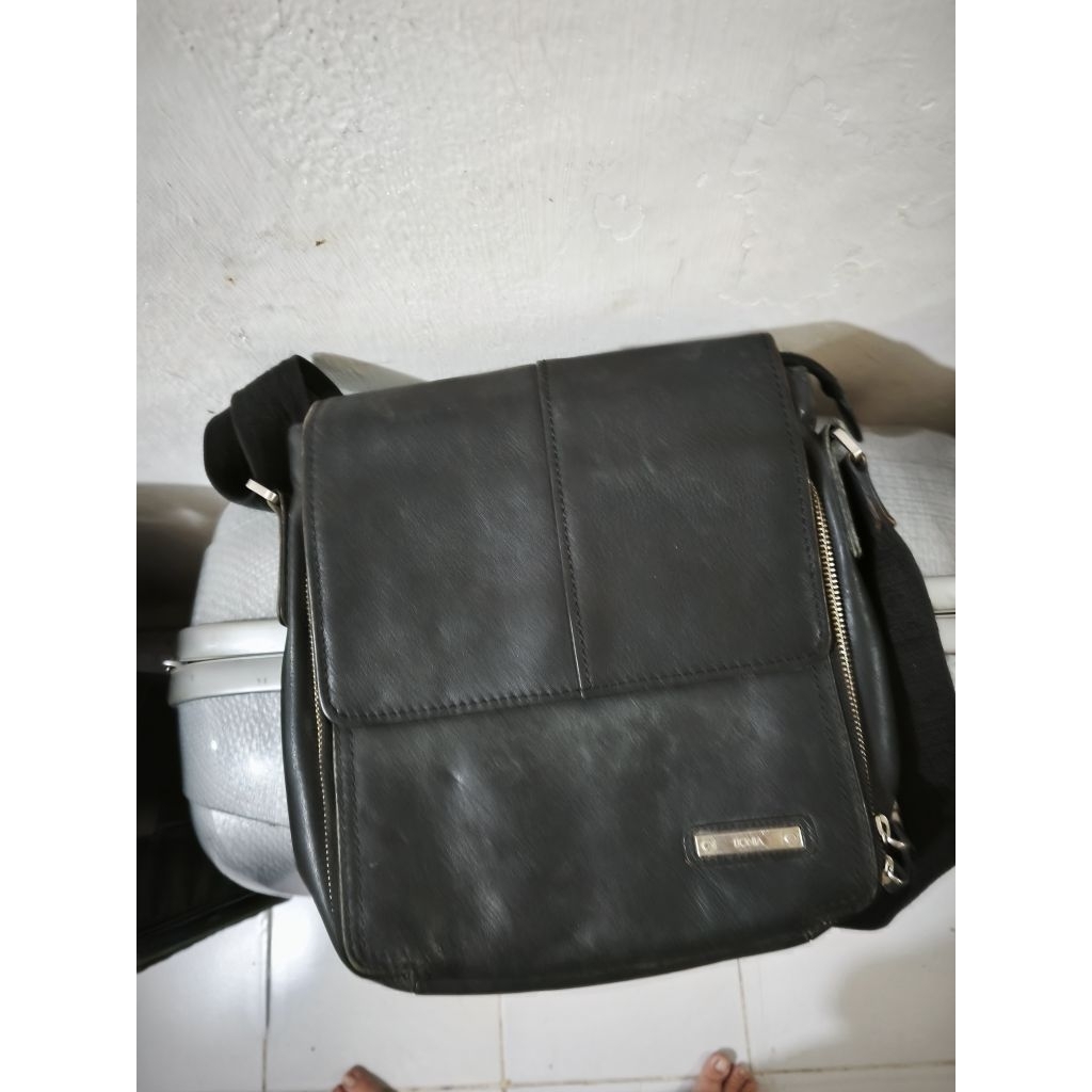tas selempang kulit merk bonia ORI black