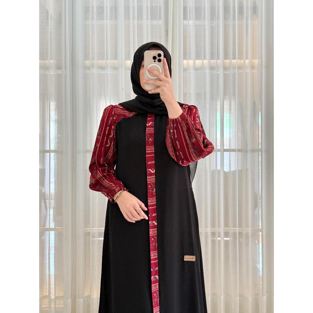 Nadheefa - Dress Hitam Lengan Balon Rayon Twill Uniqlo