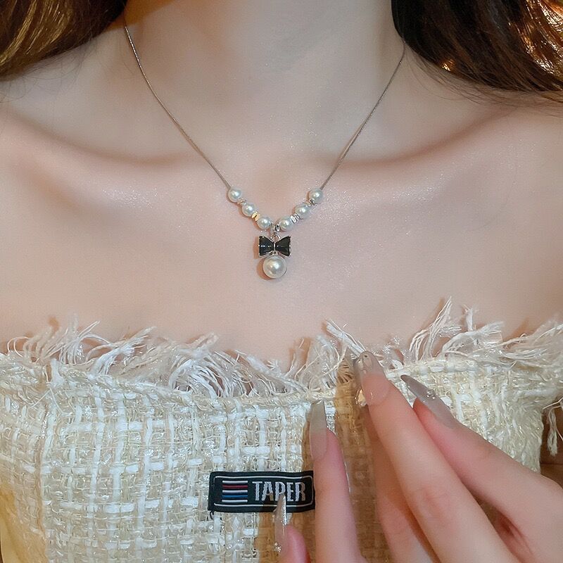 Kalung dengan Liontin Pita Hitam & Mutiara - Kalung Klasik & Elegan