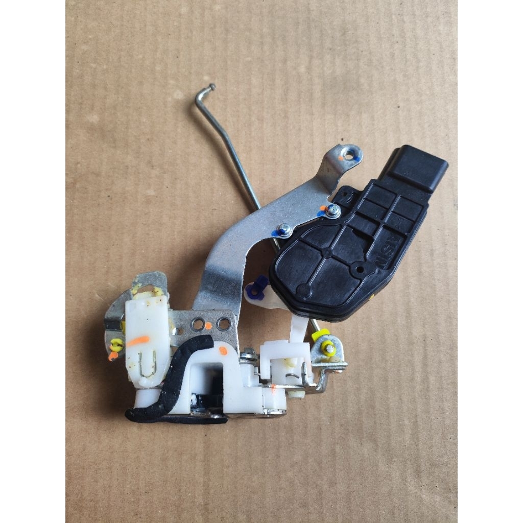 door lock pintu tengah kiri avanza/xenia 2004-2011