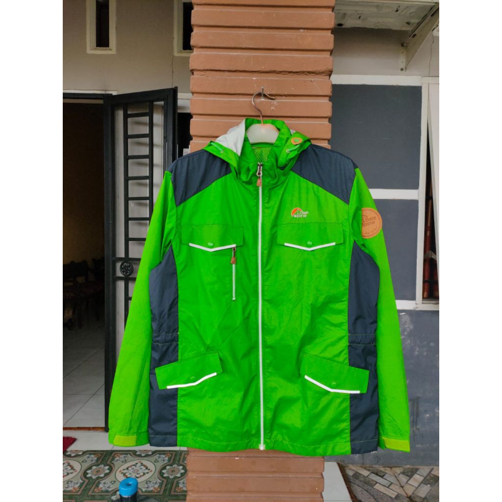 JAKET OUTDOOR LOWE ALPINE