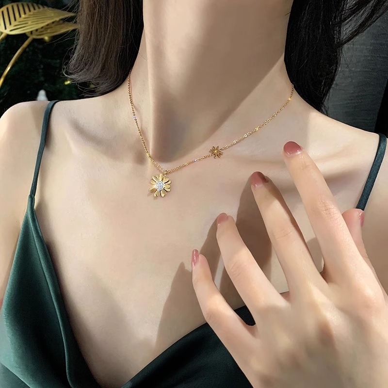 Kalung Rantai Titanium Wanita Liontin Bunga Daisy Vintage Elegan Emas