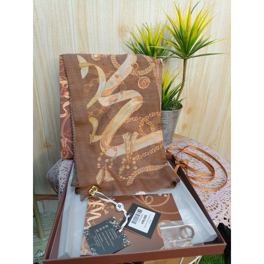 Buttonscraves signature chain square choco