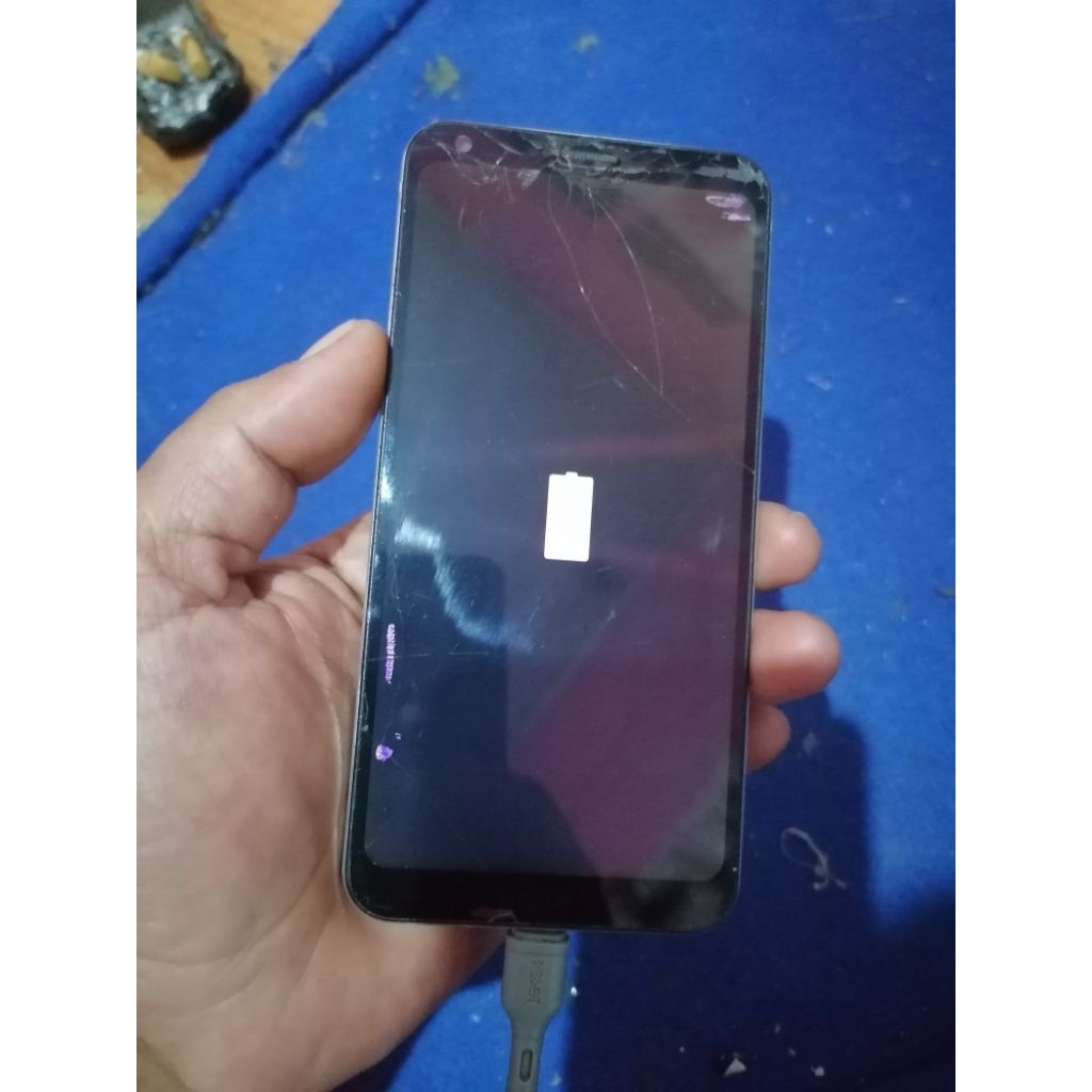 lcd LG Q6 ori copotan minus retak sama ada bercak dikit kaya di poto sentuh masih normal