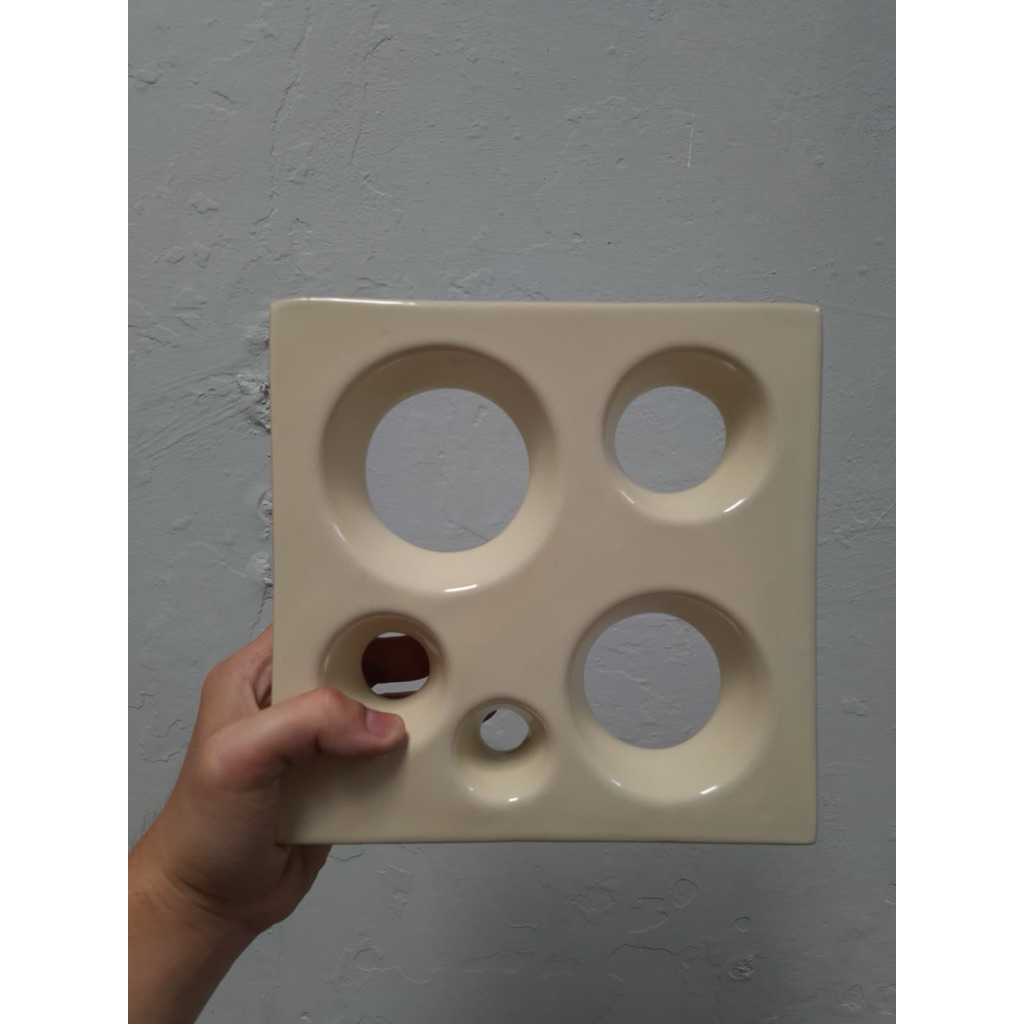 Roster keramik 20x20 cm bubble ivory 21 pcs + packing kayu