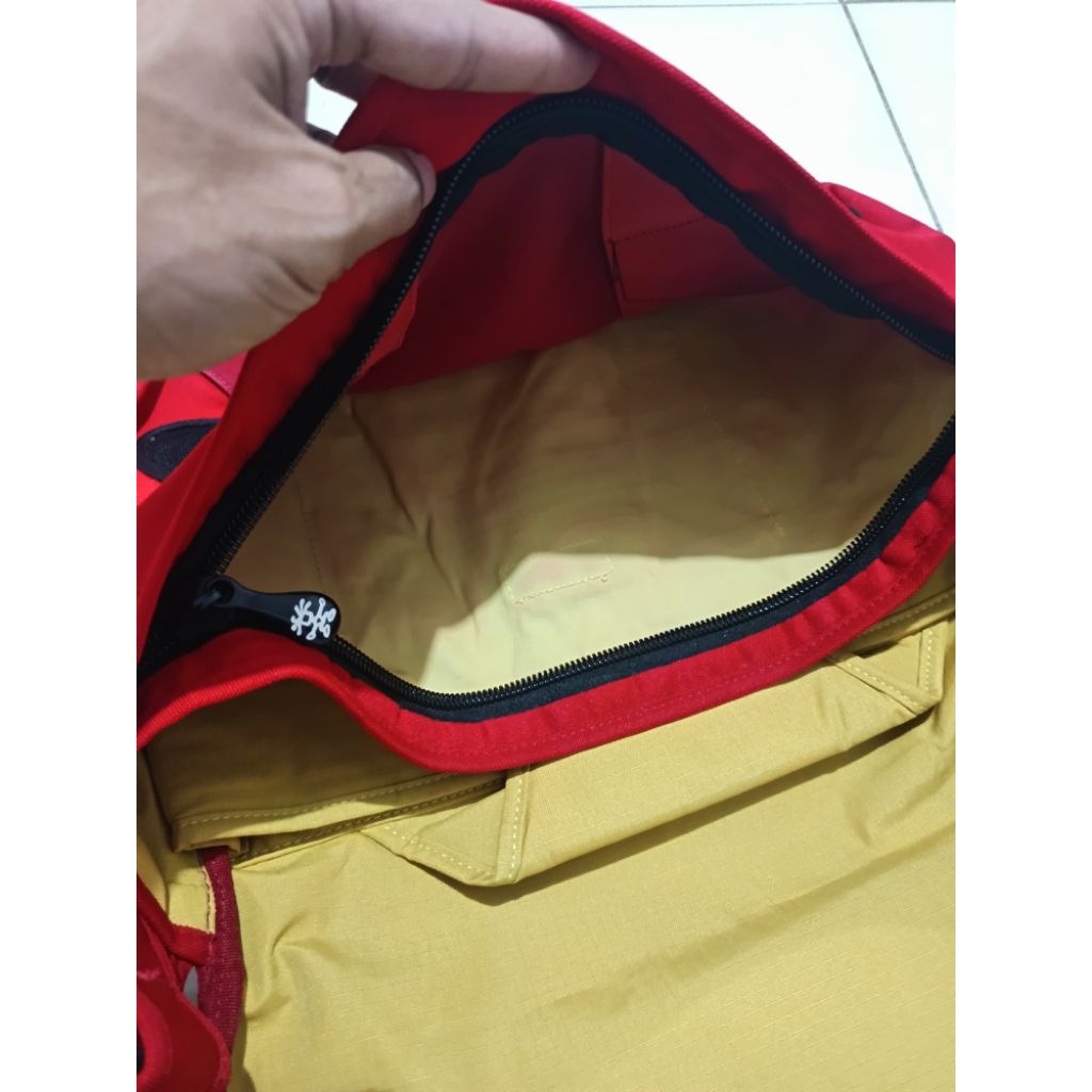 tas selempang laptop crumpler