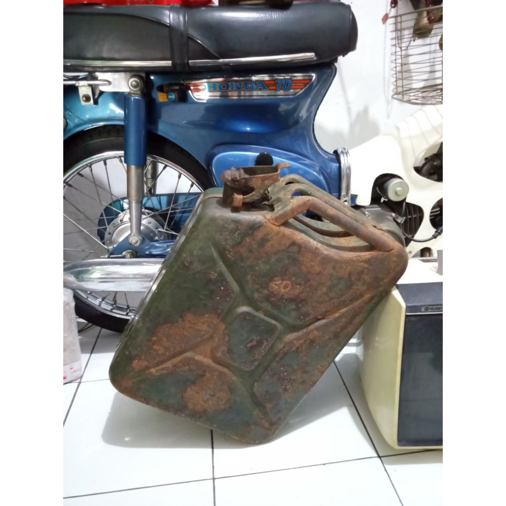 Derigen besi Mobil Jeep Jerigen Bensin Vintage Retro Derigen bensin Jeep
