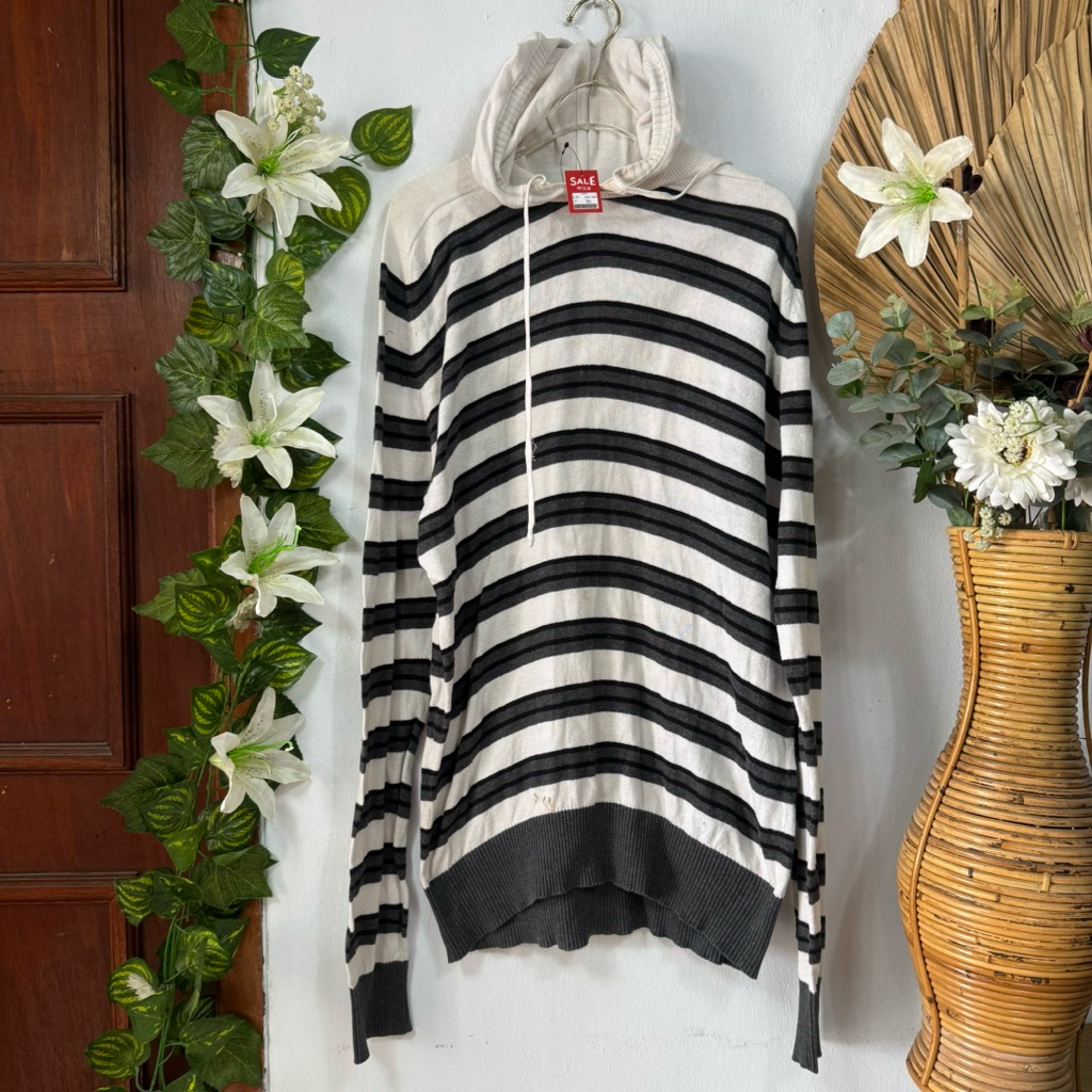 Sweater Pria Hitam Putih minus