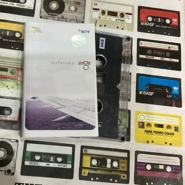 kaset pita ungu melayang