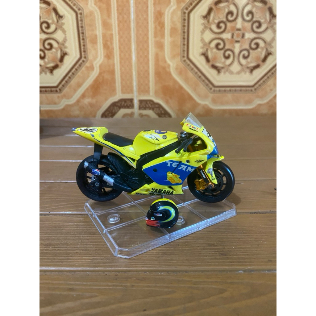 maisto 1/18 yamaha m1 motogp valentino rossi 1996