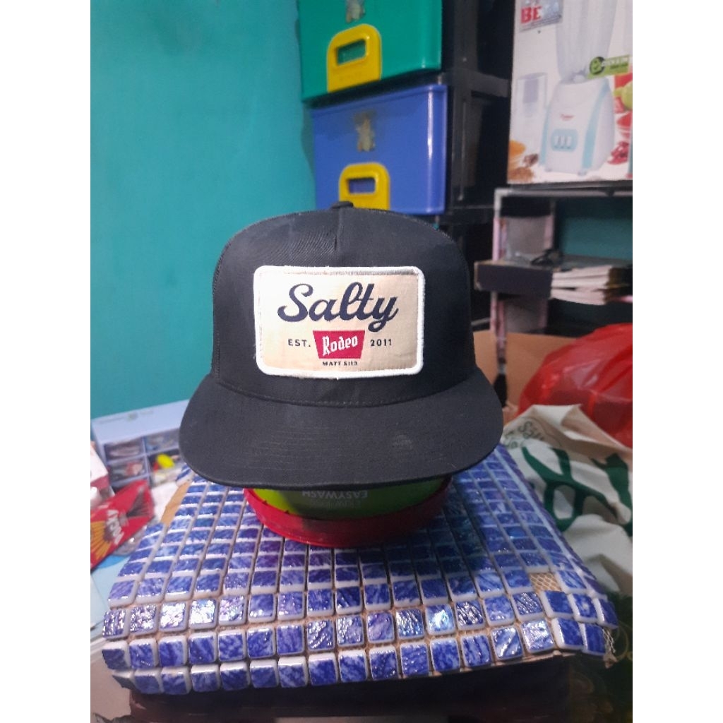 snapback salty x yupoong