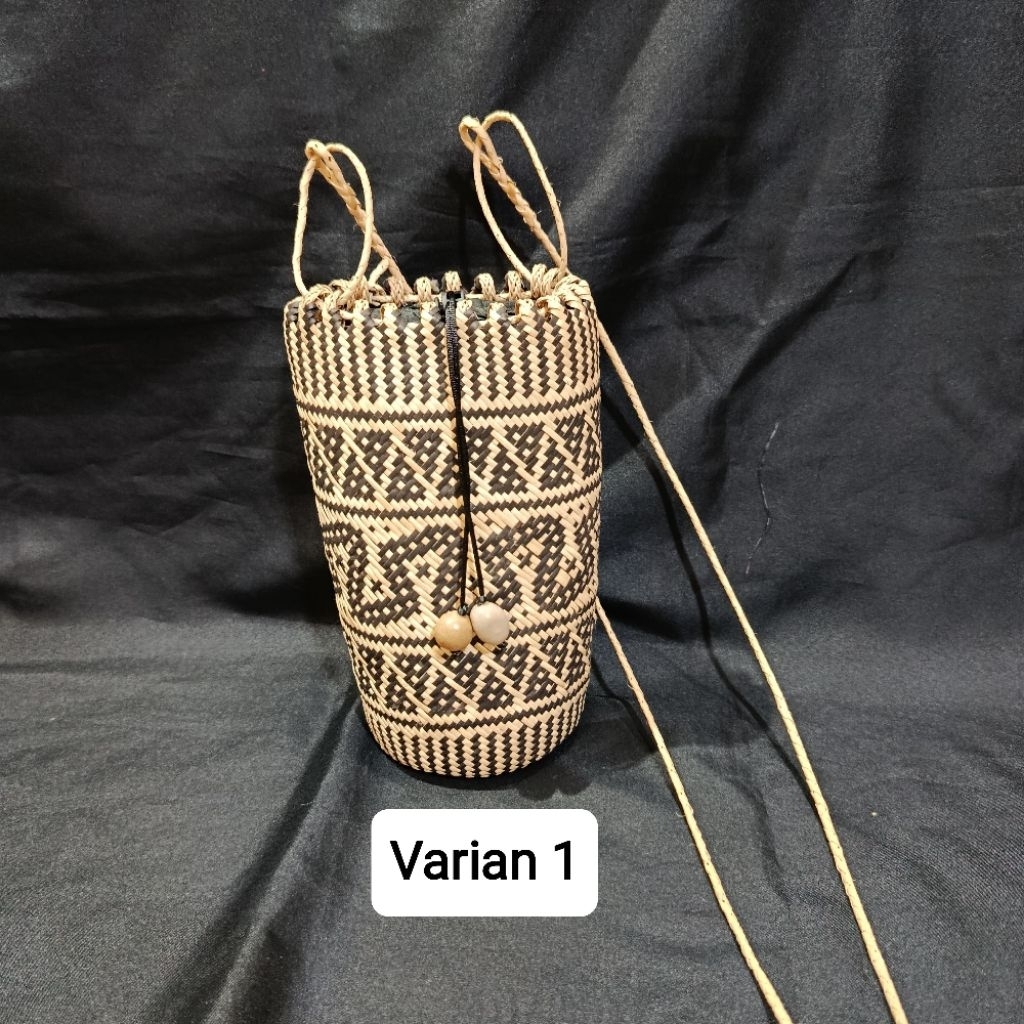 tas anjat rotan dayak kalimantan  model selempang