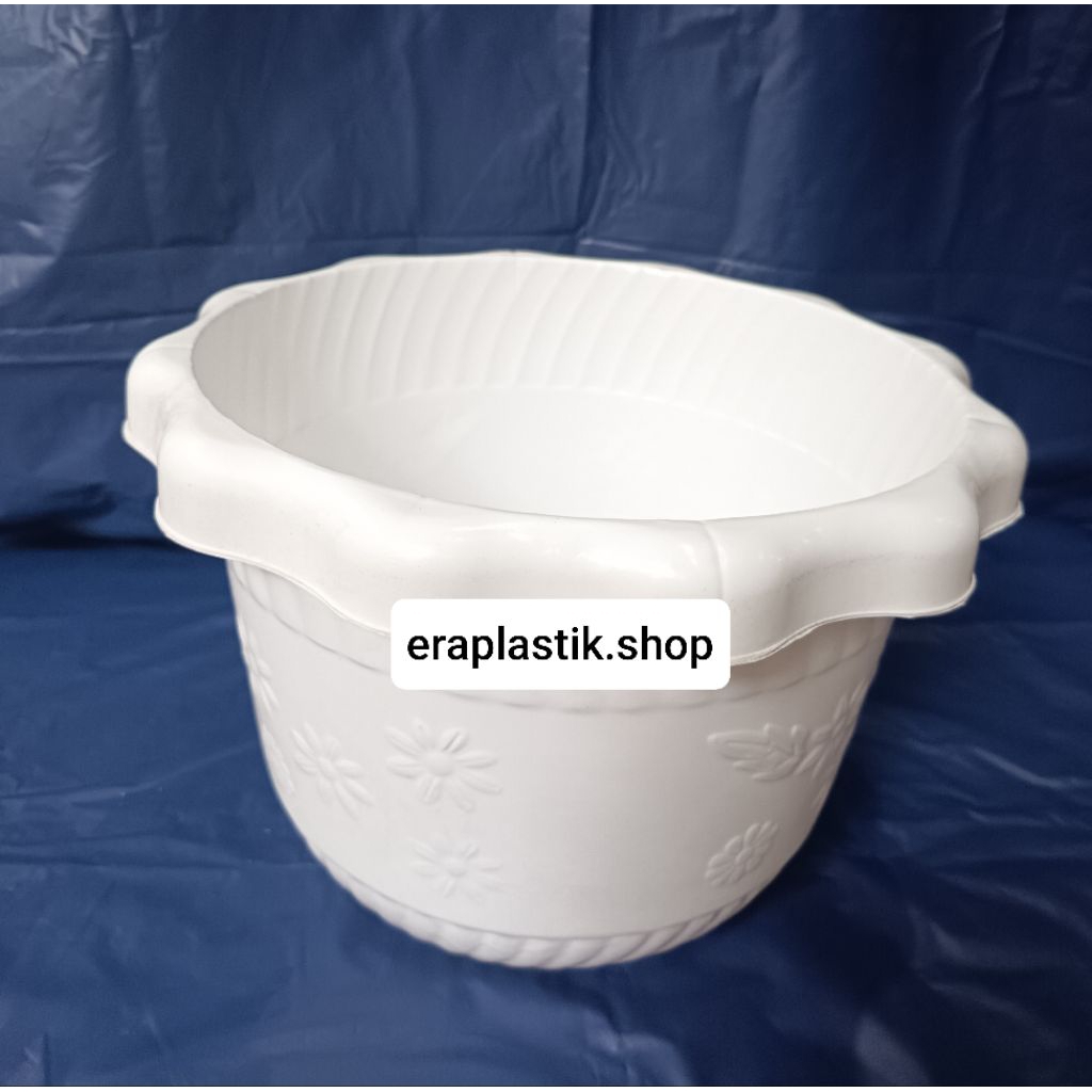 pot bunga 281 putih / pot bunga lantai / pot putih bermotif bunga /