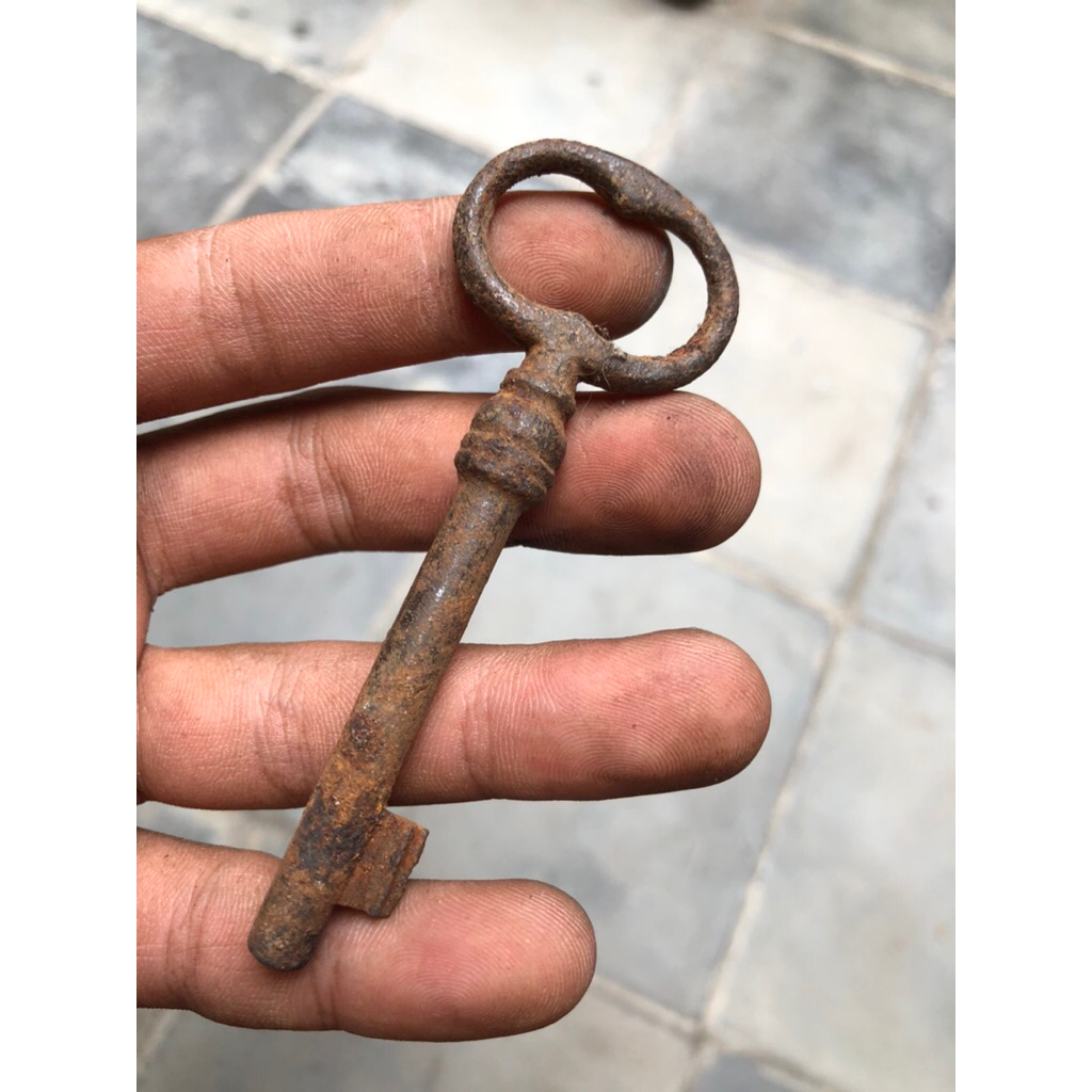 Anak kunci pintu rumah jadul