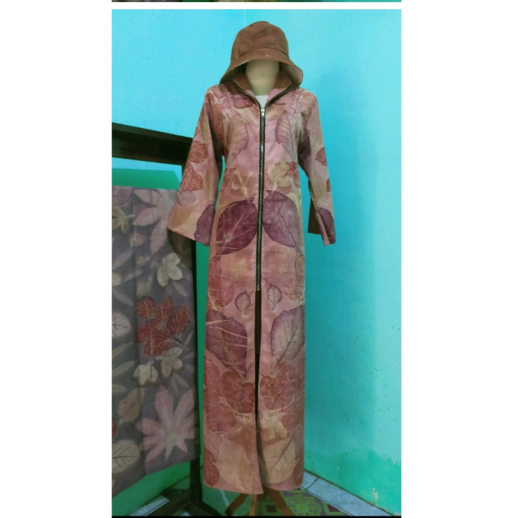 Gamis Hoodie Motif Daun Resleting Depan Wanita