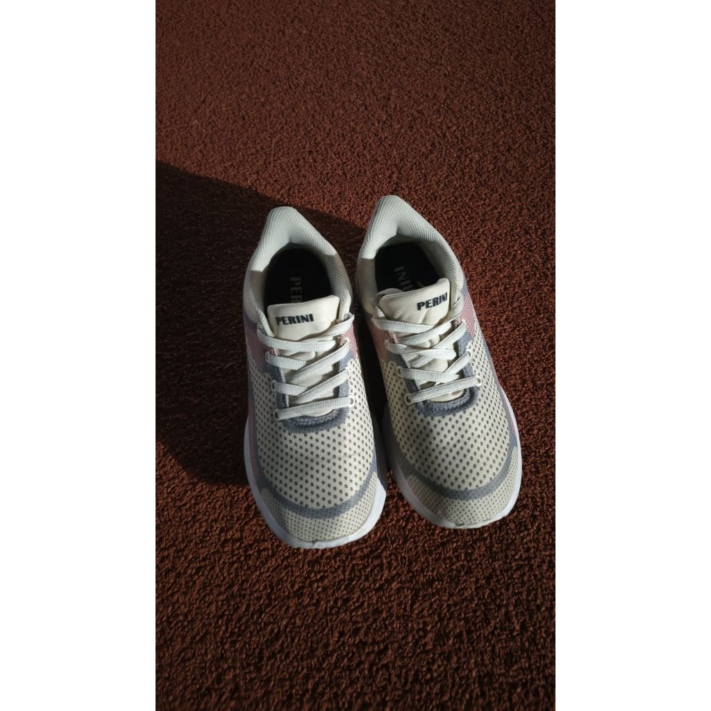 Preloved Sepatu Sneakers Wanita Tomkins Perini