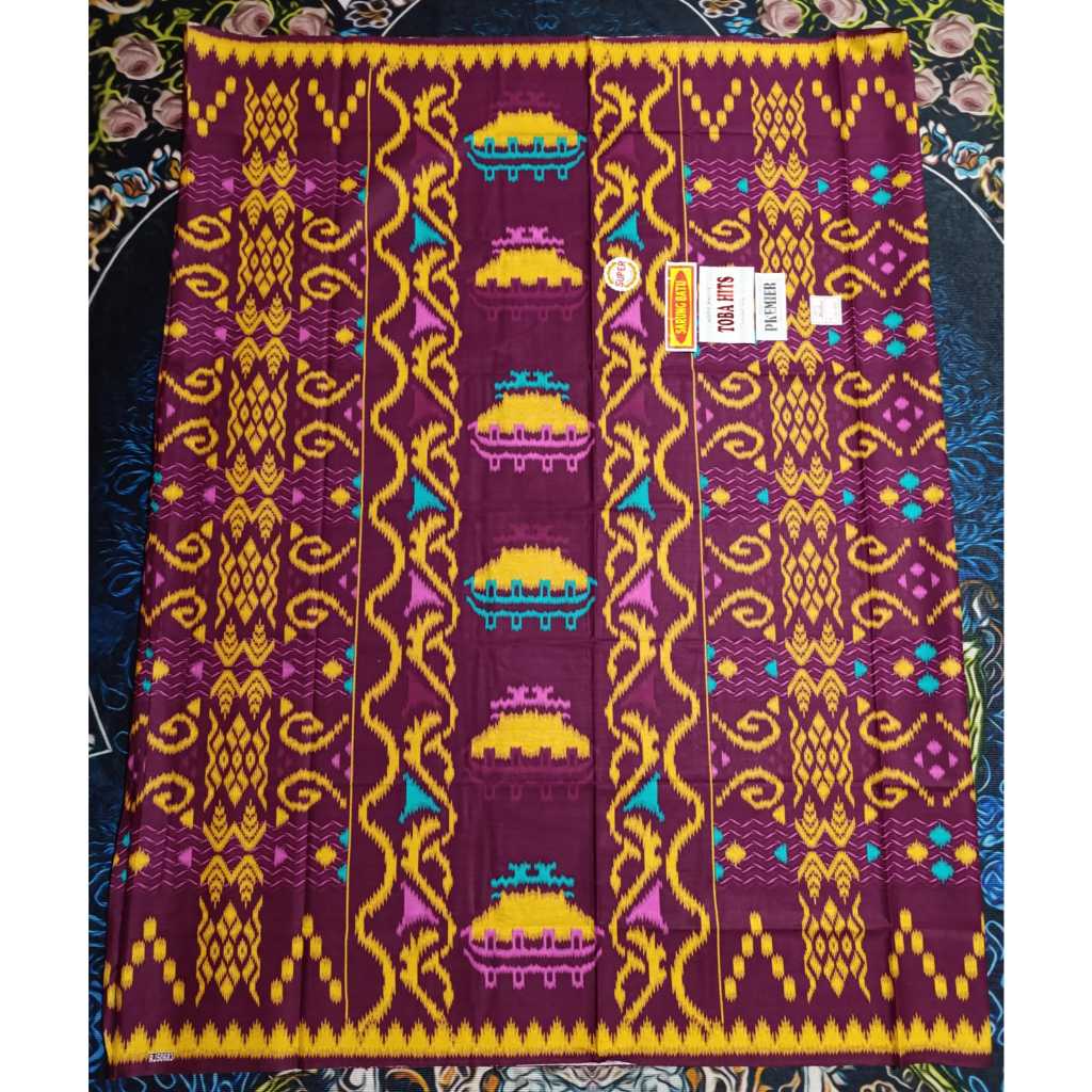 Sarung Karo Rumah adat