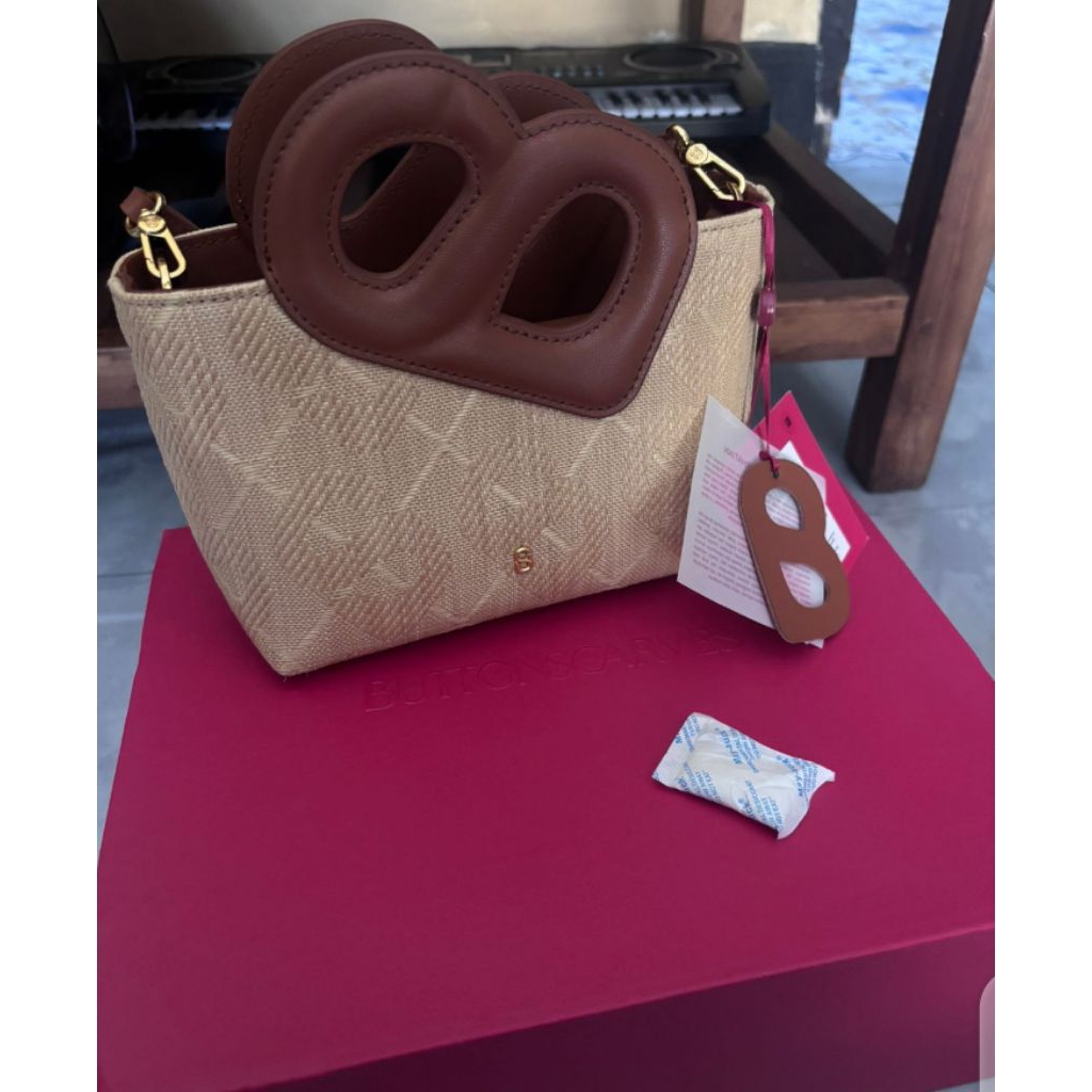 Buttonscarves tas Tag masih nempel