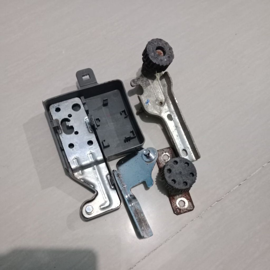 engsel pintu kulkas + kaki kulkas lg inverter 2 pintu model GN:B185SQBB barang bekas pakai