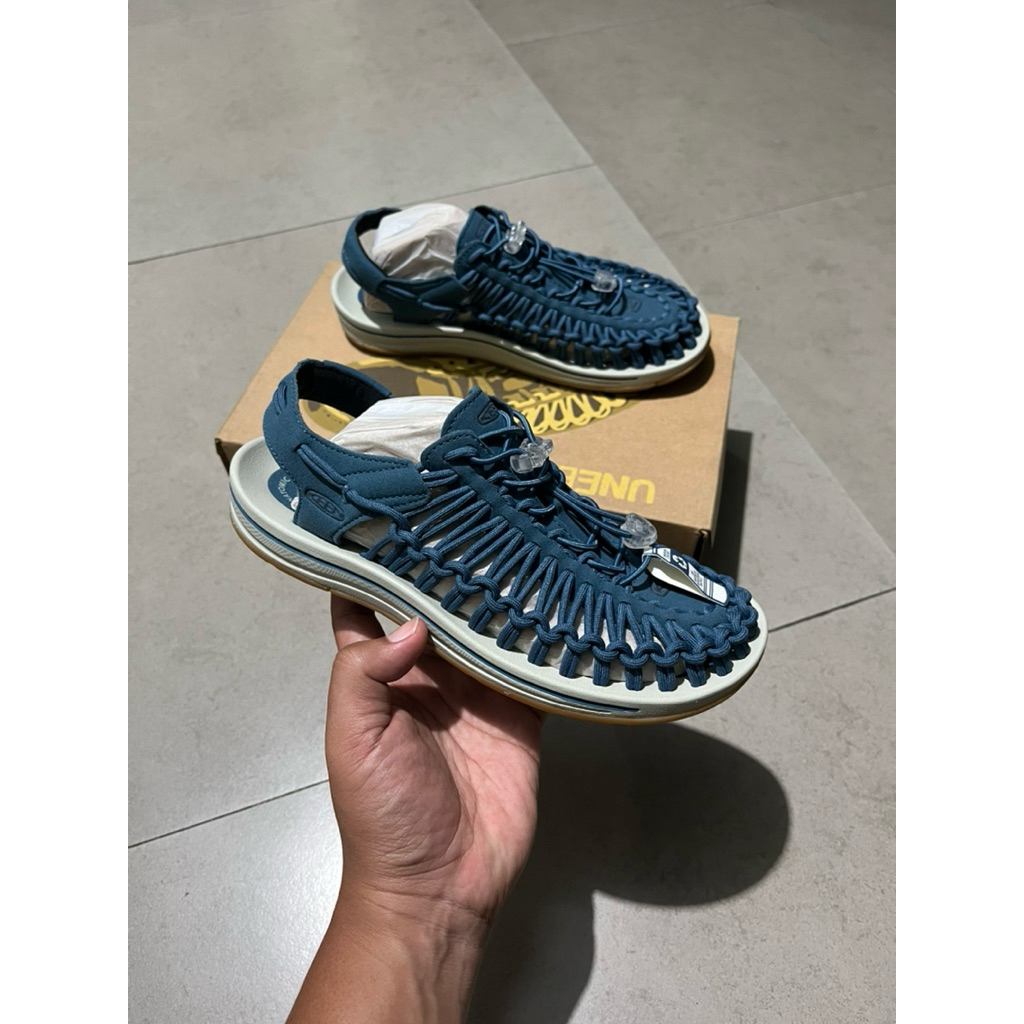 KEEN UNEEK LEGION BLUE SANDAL TRACKING