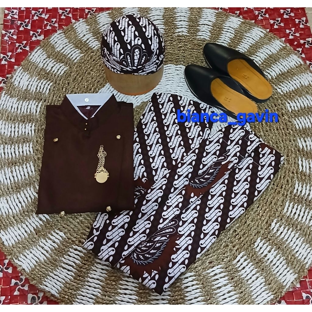 [1 Set] Baju Adat Jawa Pria/ Beskap Solo Mahogany + Jarik Instan + Blangkon + Selop, Motif Lereng Ga
