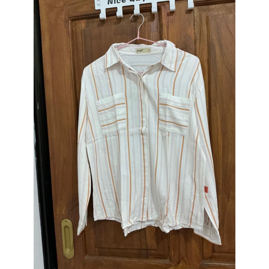 kemeja garis garis dust