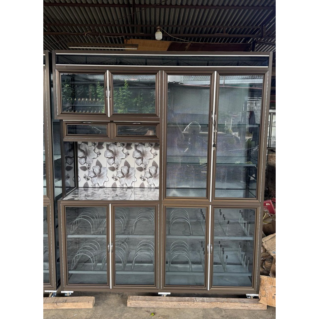 lemari aluminium dapur kokoh kaca minimalis