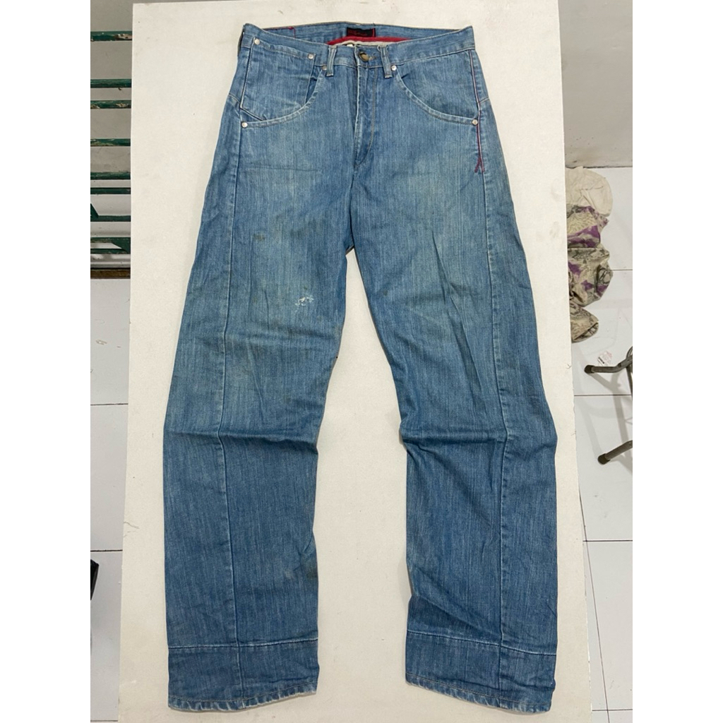 Celana Jeans Levi’s Engineered Twisted Preloved Second Original