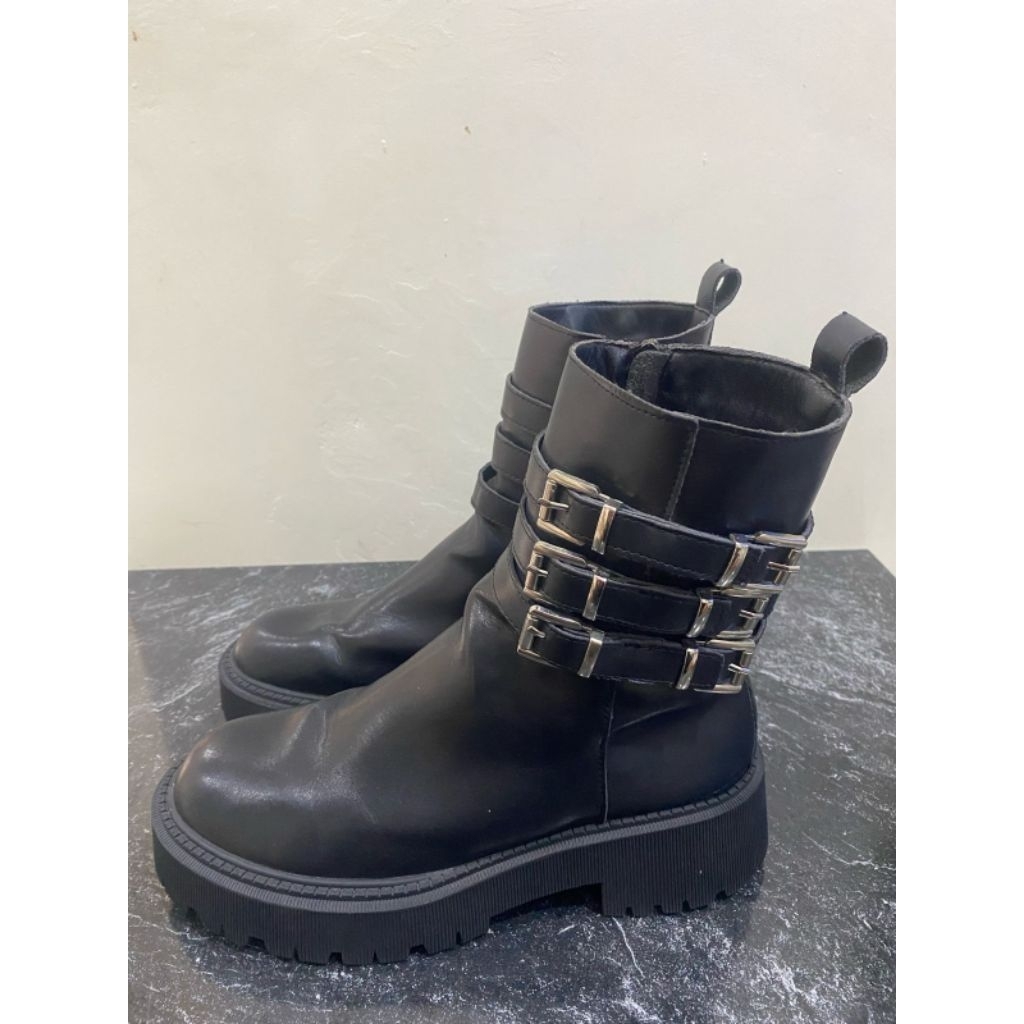 Sepatu boot wanita dari brand BALENCIAGA - warna hitam bahan kulit