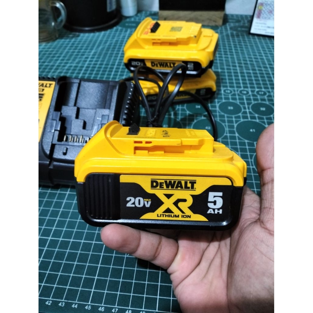 Bundling Charger Dewalt DCB115 output 4A + Baterai Dewalt 2Ah + Baterai Dewalt DCB184 5Ah 18v XR
