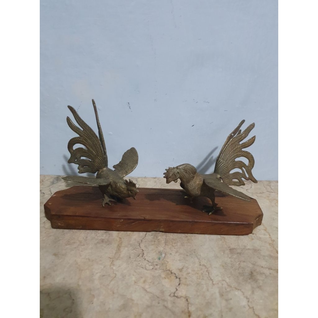 sepasang patung ayam kuningan antik