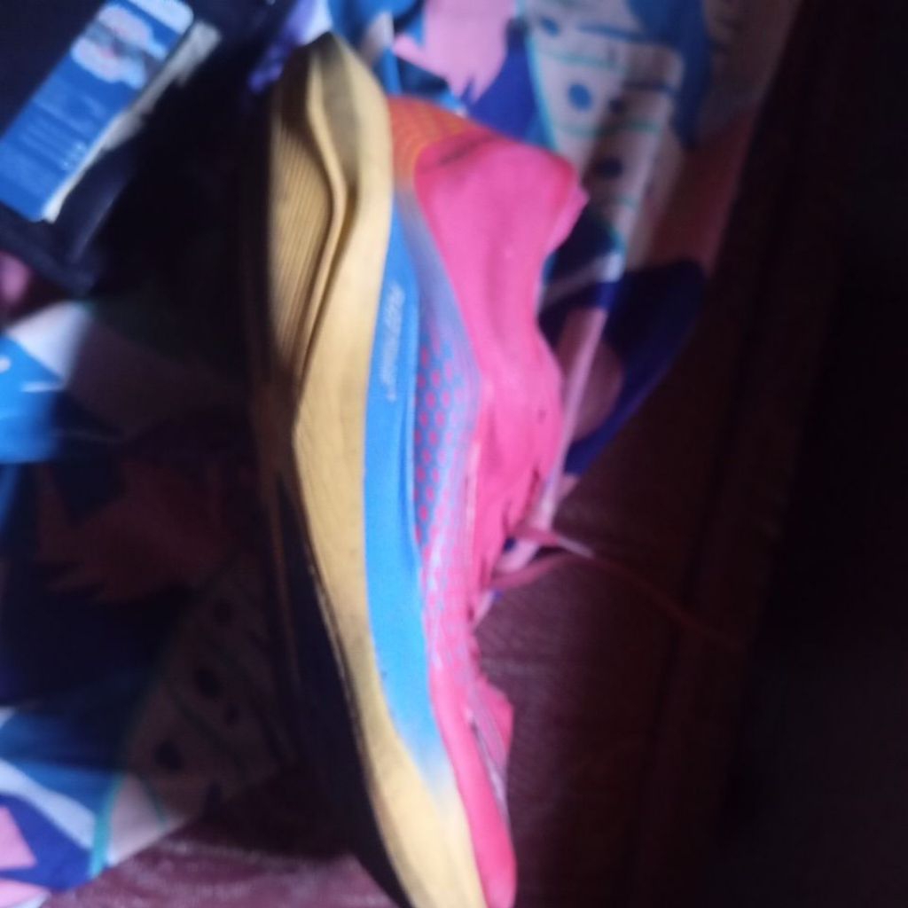 sepatu lari nineteen haze strike original