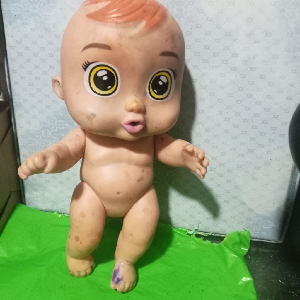 boneka anak bayi minus ada bekas tinta.