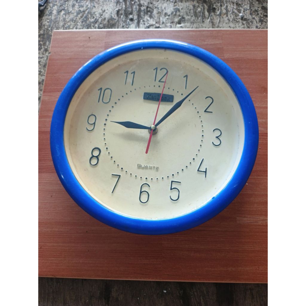 jam dinding second merk kailock model segi bulat