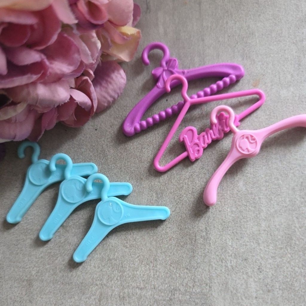 Miniature Gantungan /Hanger Baju Boneka Barbie / Mh Mattel