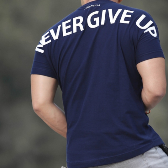 KAOSBOS.ID - Kaos Distro Pria Motif Never Give Up Sablon Timbul 3D