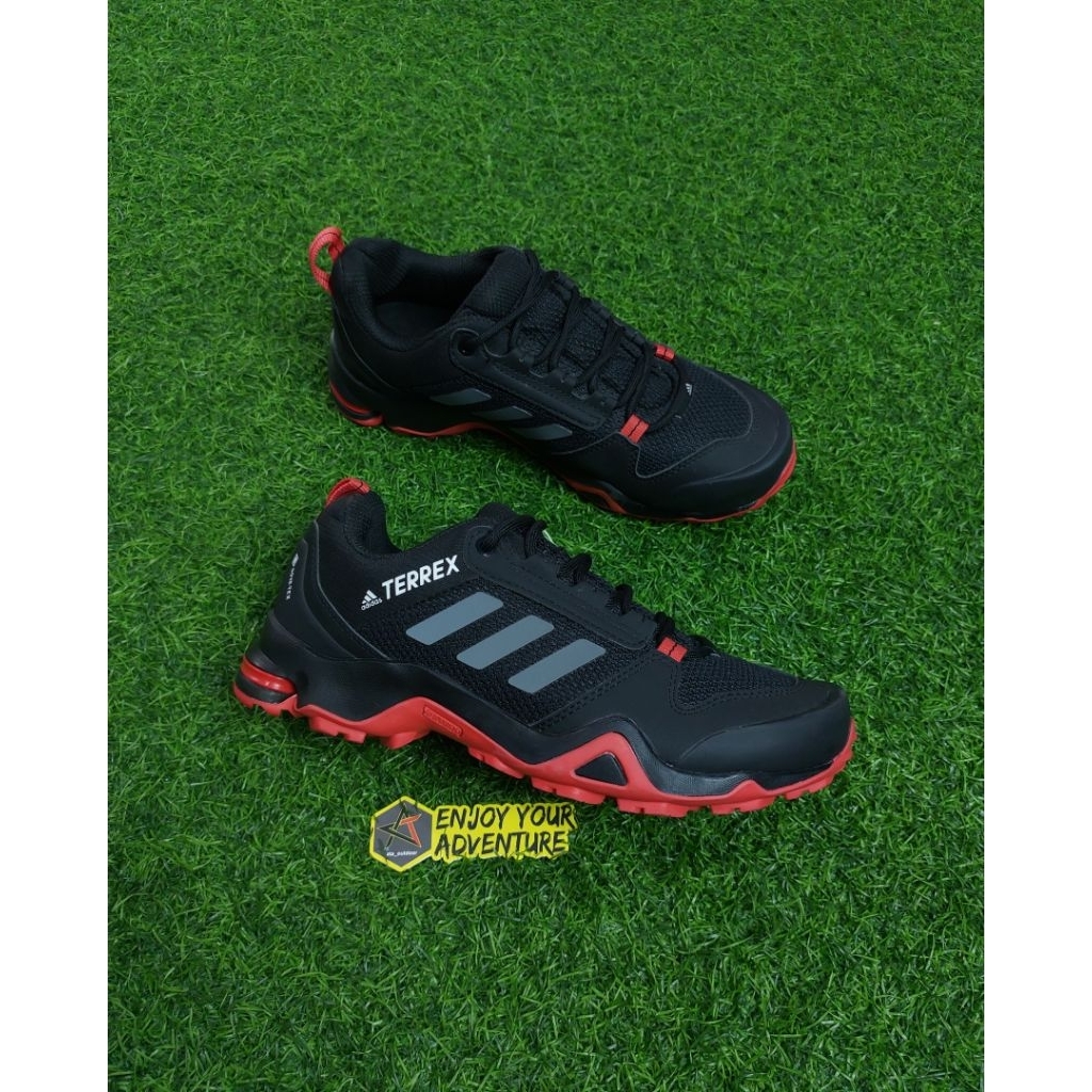 sepatu gunung trekking adidas size 40