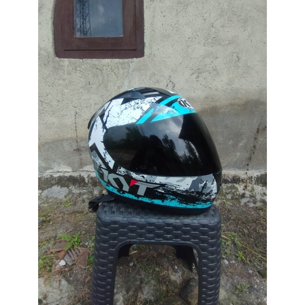 Helm KYT R-10 FullFace, kondisi bekas, bisa nego