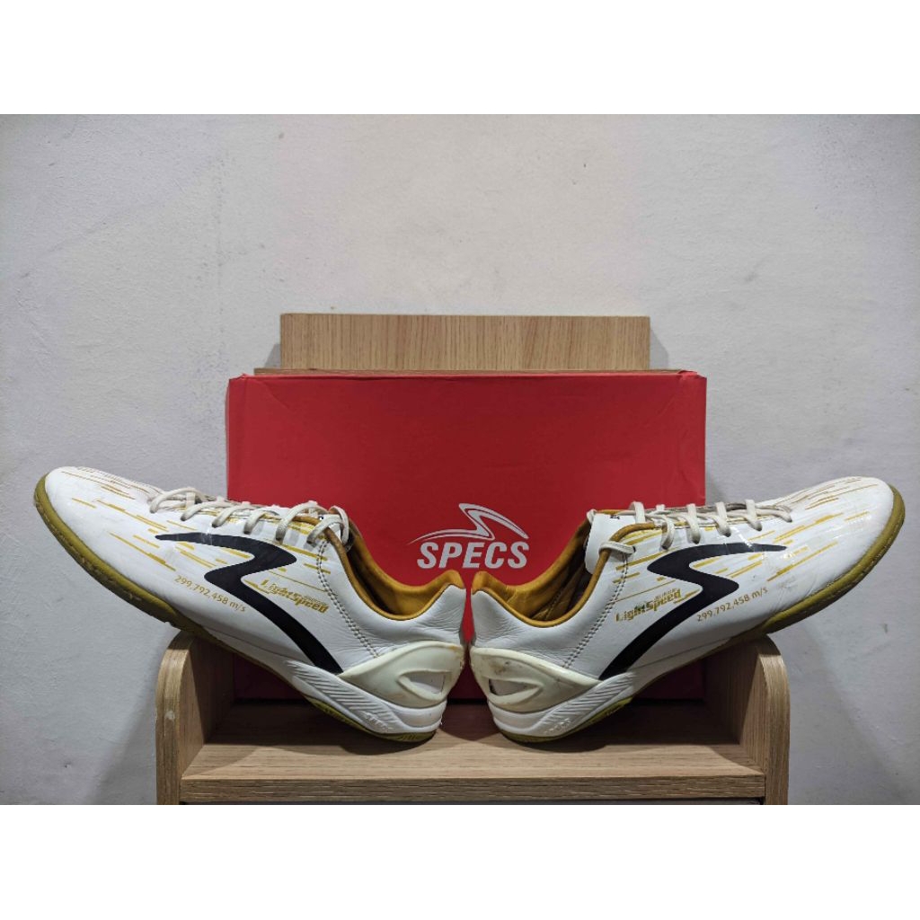 sepatu futsal specs accelerator lightspeed white gold 2018