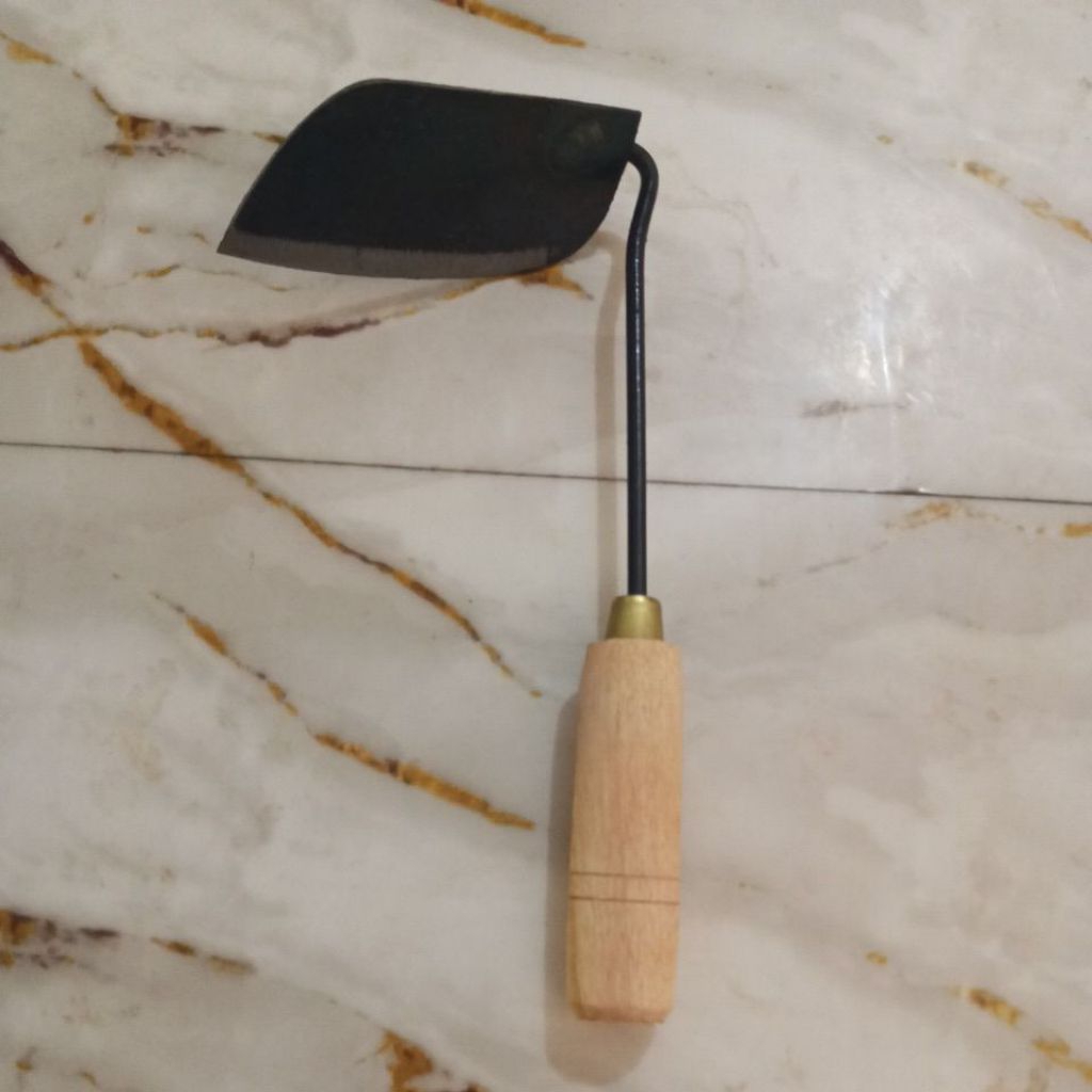 Cangkul Koret Rumput Baja Asli Tajam & Ringan