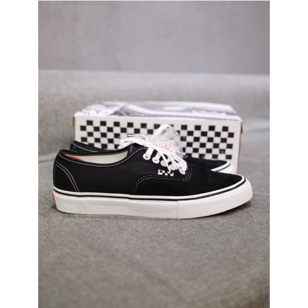 AUTHENTIC SKATE BW
