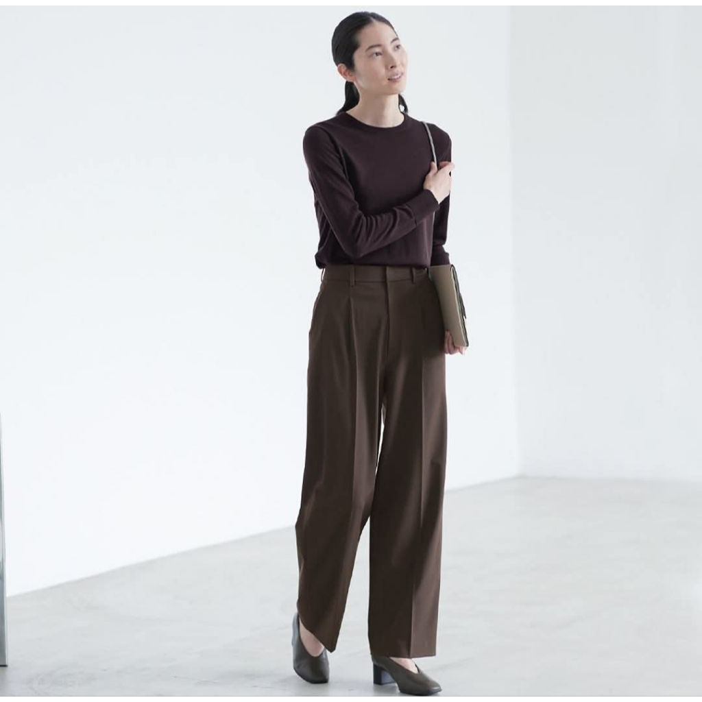 UNIQLO PLEATED WIDE PANTS IN DARK BROWN