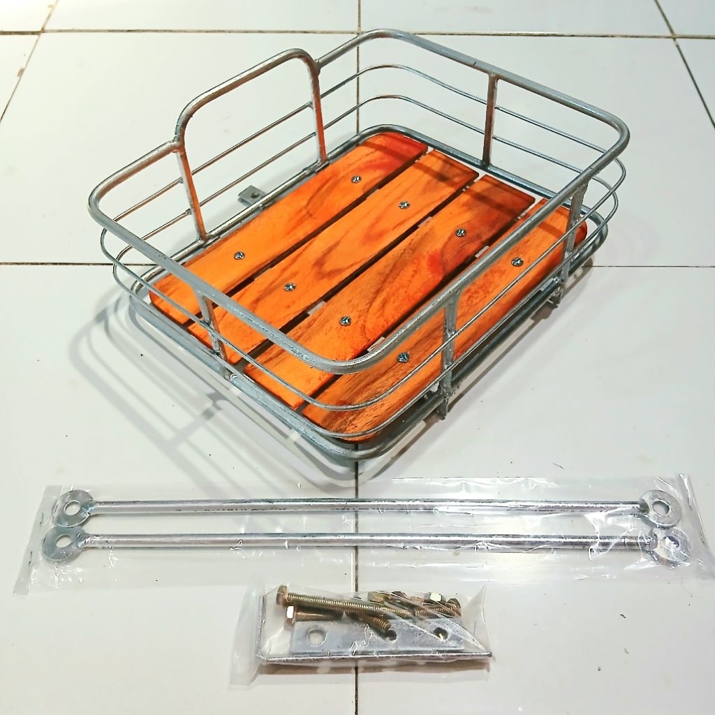 Keranjang sepeda besi motif warna silver alas kayu pernis