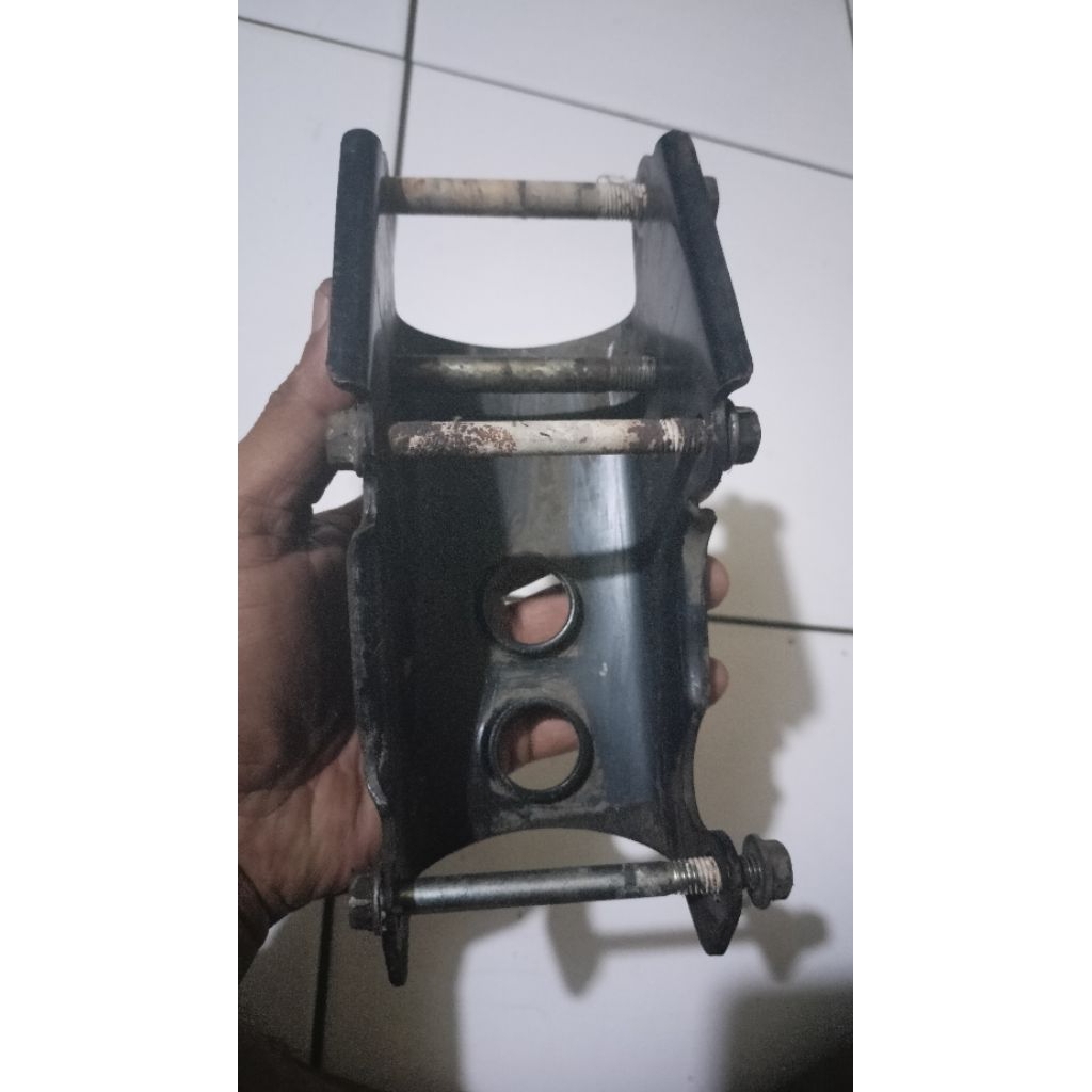 mounting mesin Megapro monoshock original copotan