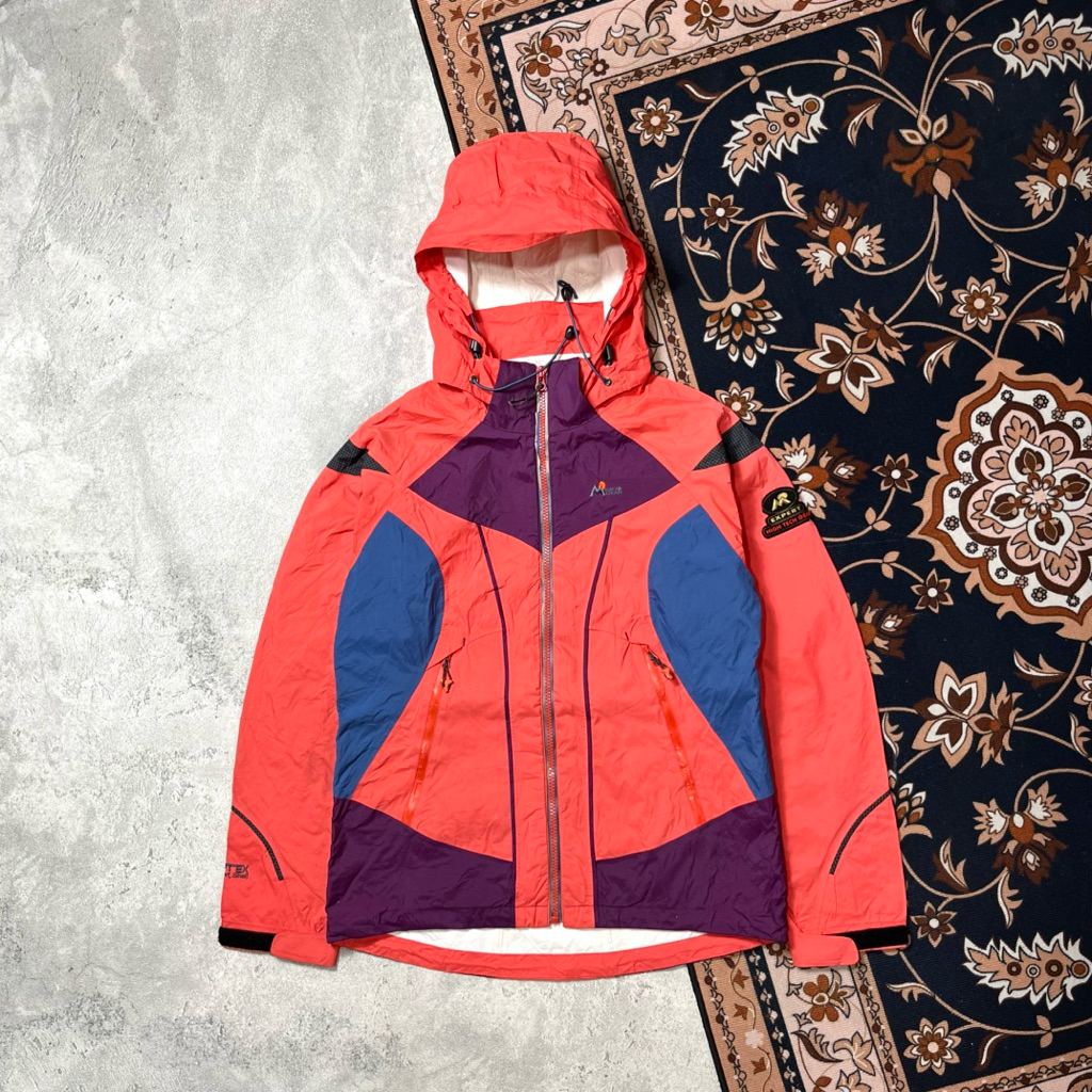 Jaket outdoor mountain gear