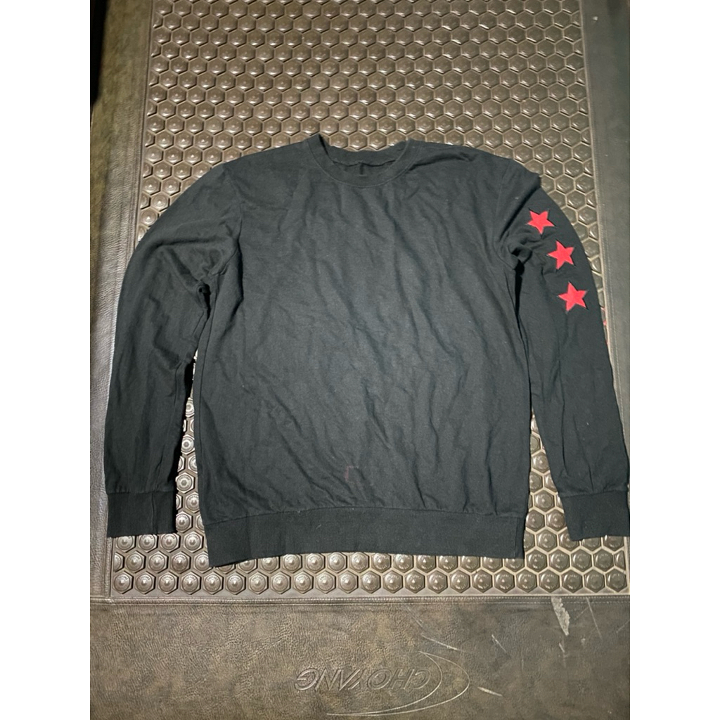 SWEATER CREWNECK HITAM ZIO ADA BINTANG MERAH MEWAH BRANDED